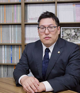 岡本弁護士の写真